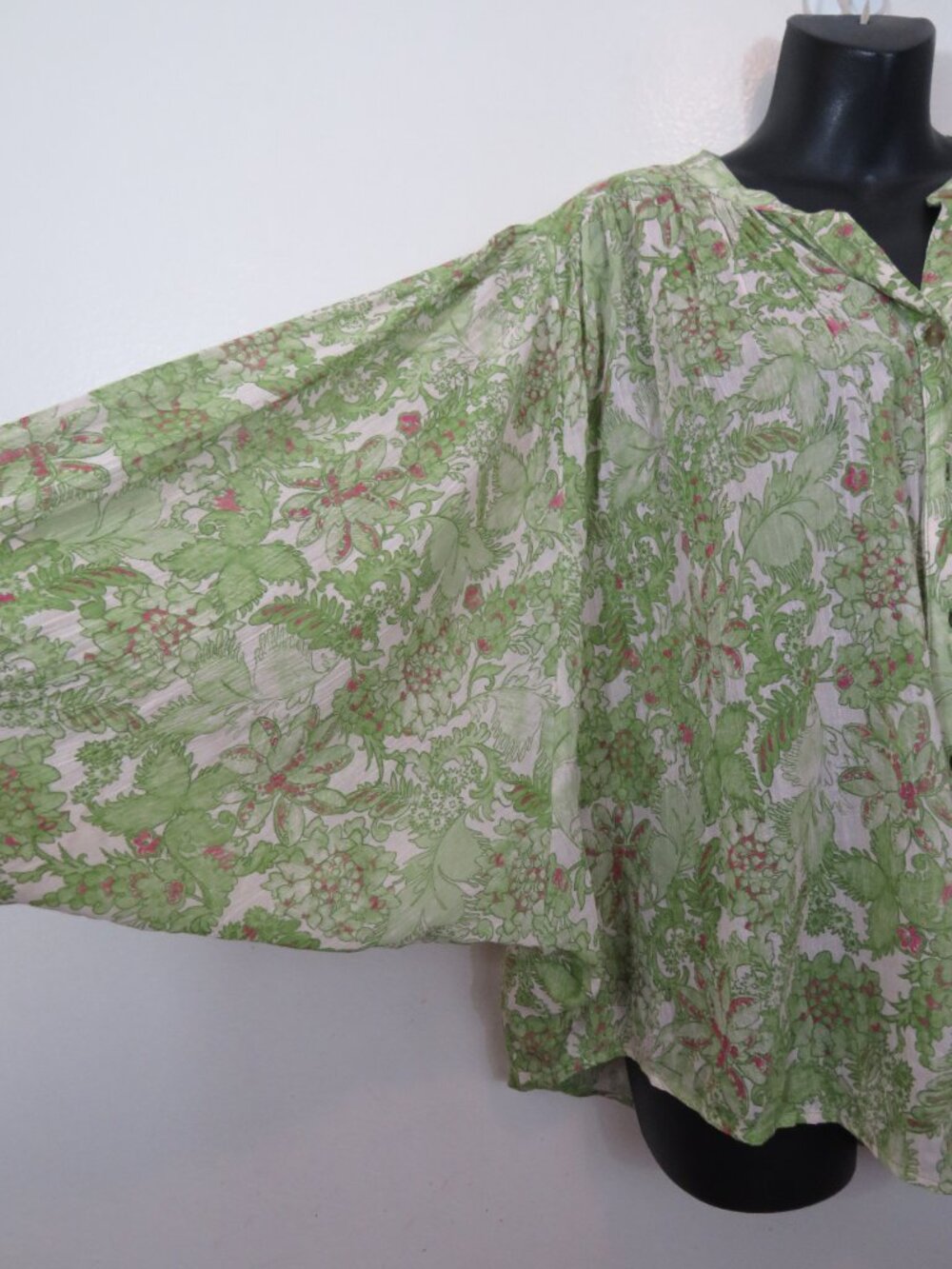 Anthropologie Pilcro Size Medium Green Floral Dolman Sleeve Blouse Button Up - Picture 7 of 8